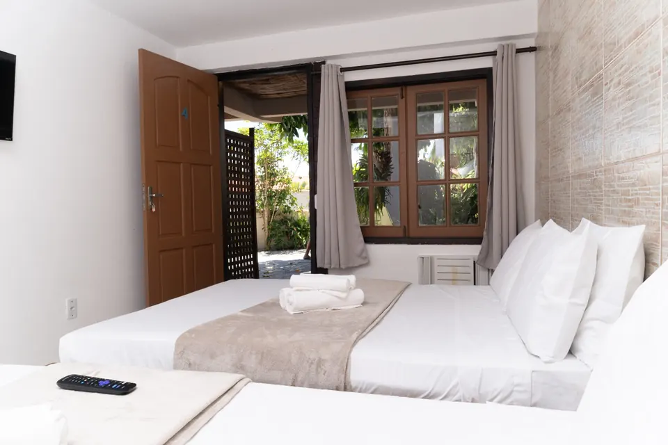 Quarto Duplo claro, com porta para o jardim