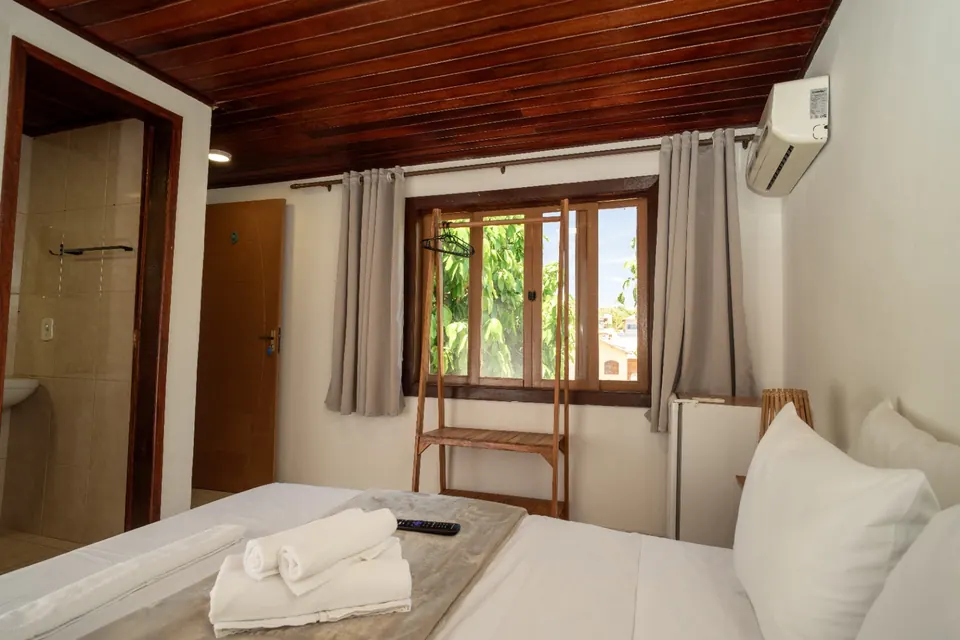 Quarto Duplo com janela de madeira e ar-condicionado