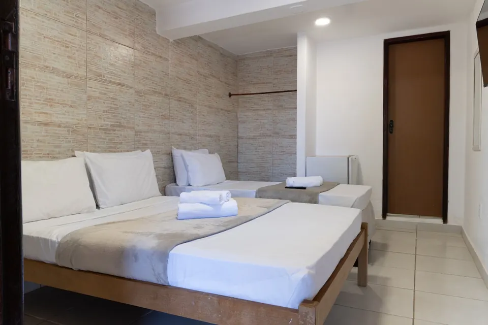 Quarto Familiar amplo, com parede de pedra