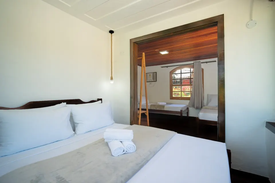 Quarto Familiar visto da porta, com cama de casal