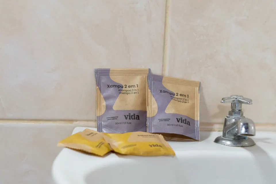 Kit de banho sobre a pia