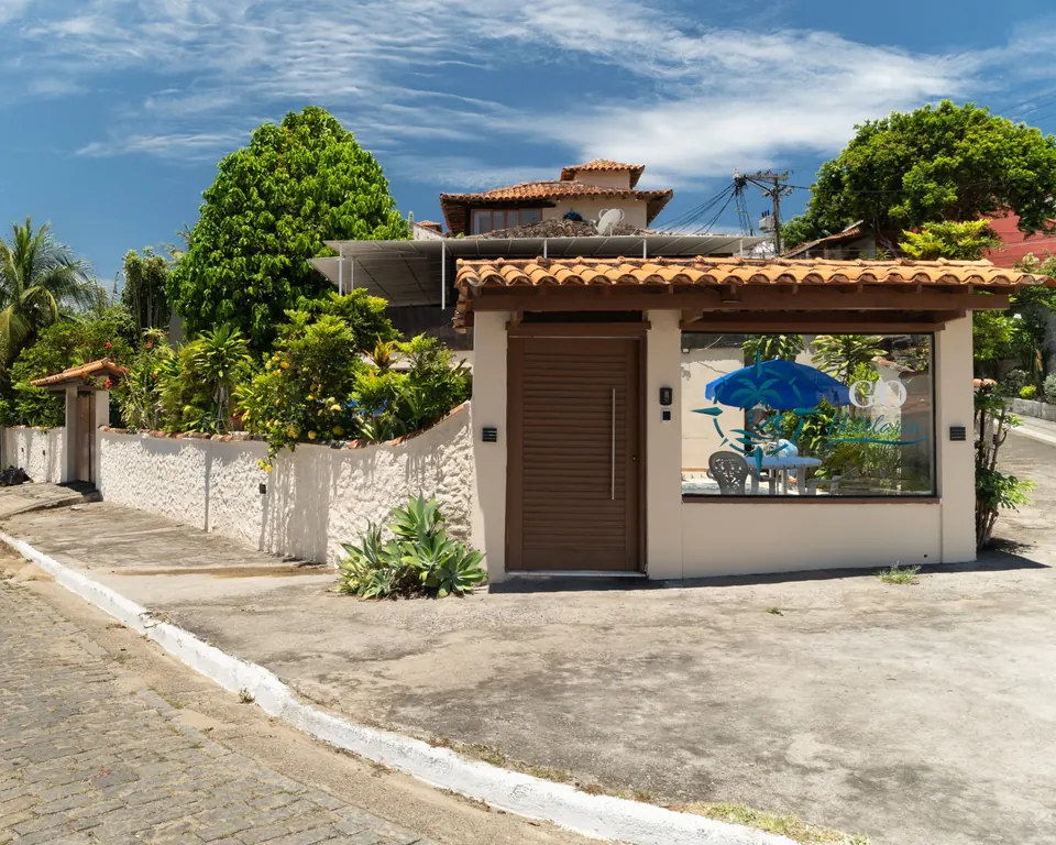Portão e recepção da pousada vistos da rua