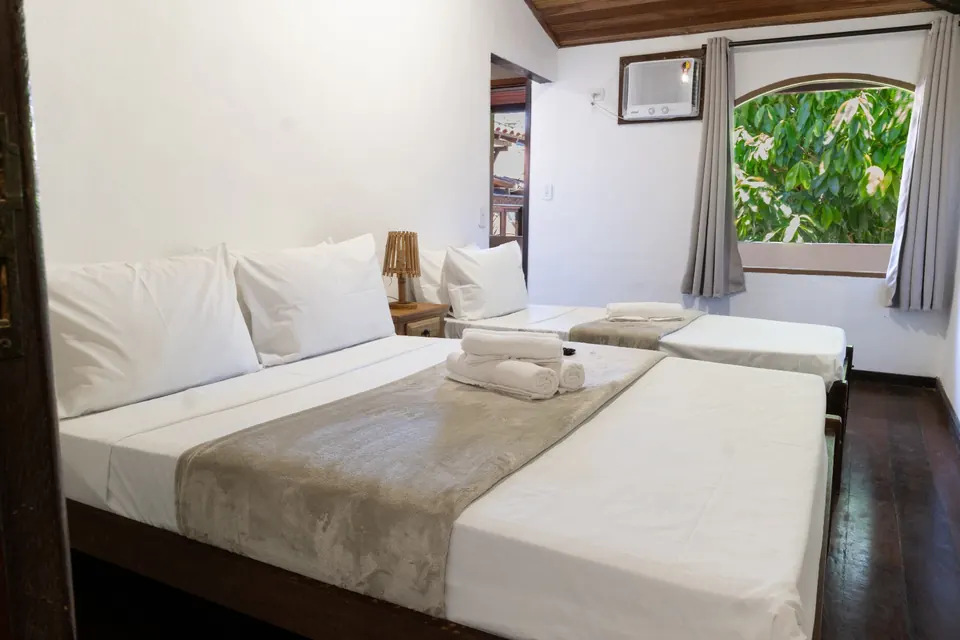 Quarto Triplo com duas camas e janela arredondada
