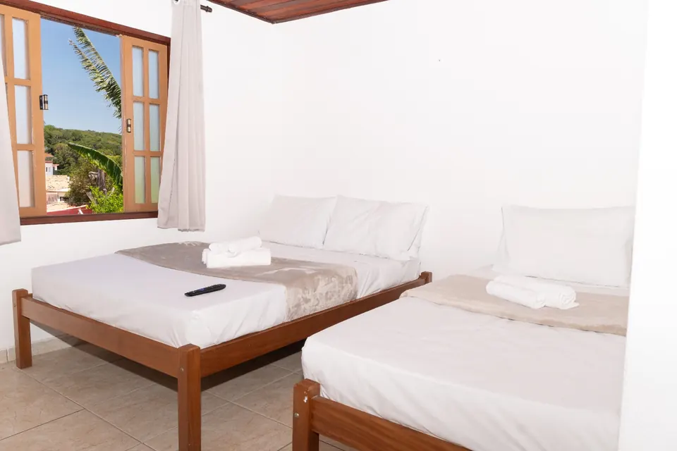 Quarto Triplo com duas camas e vista para as árvores